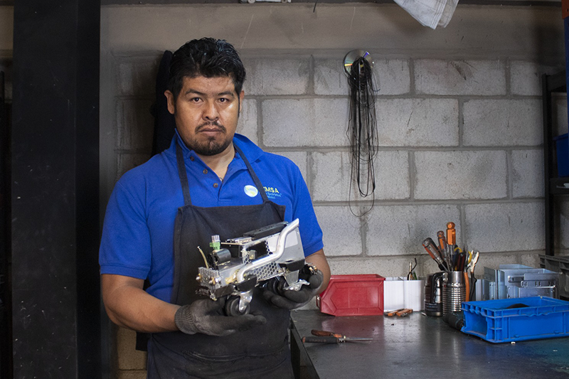 Creatividad con partes de electrónicos obsoletos