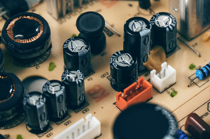 ¿Qué es un capacitor o qué es un condensador eléctrico?